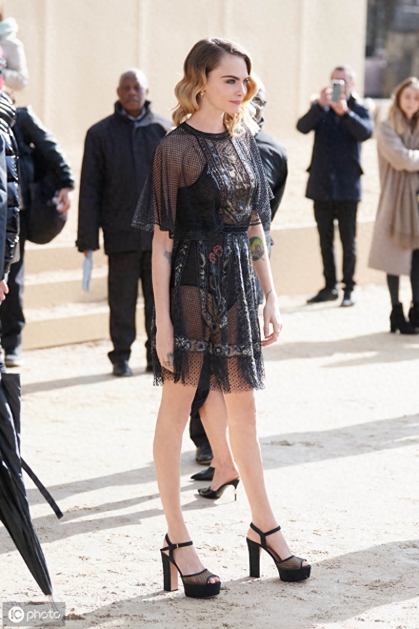 《星际特工》女主角的蕾丝透视，青春就是美