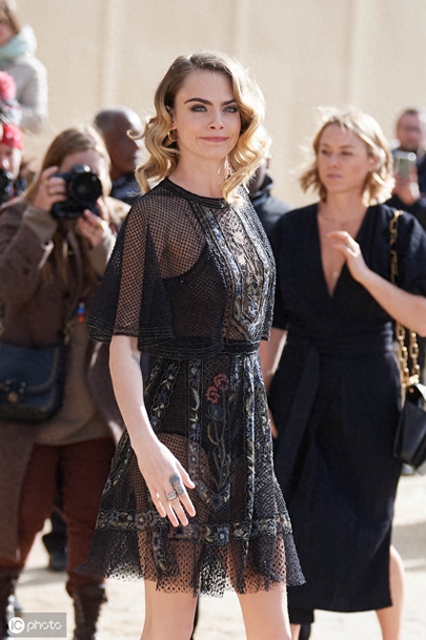 《星际特工》女主角的蕾丝透视，青春就是美