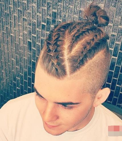 男生 扎辫子 发型图