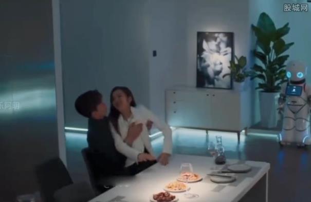 人民网评张翰新剧：诚意在哪儿(张翰在剧里把手放在王晓晨胸部)