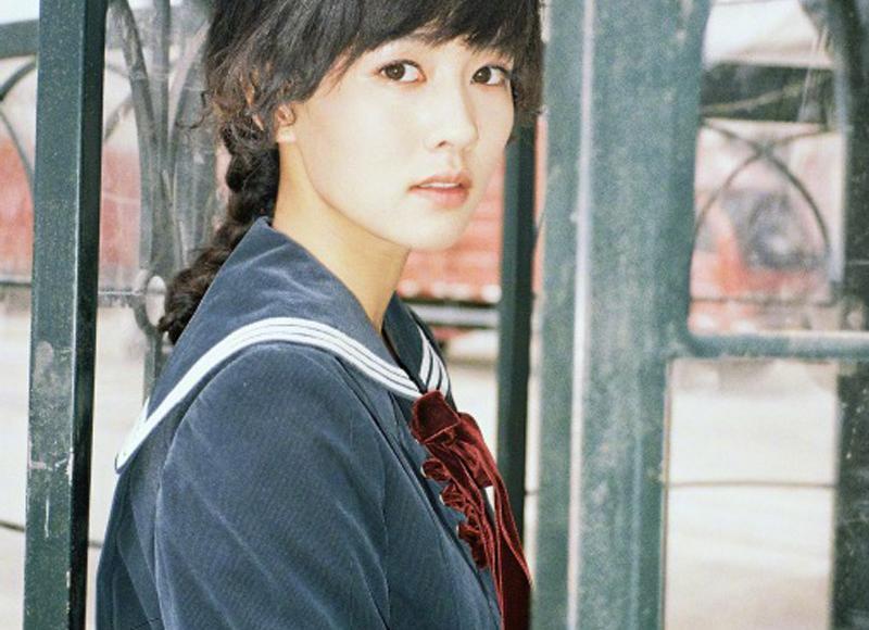 头发拉直和软化有什么区别（软化头发和拉直头发的区别）