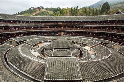 客家土楼，也称客家土围楼，是世界民居中一朵罕见的奇葩