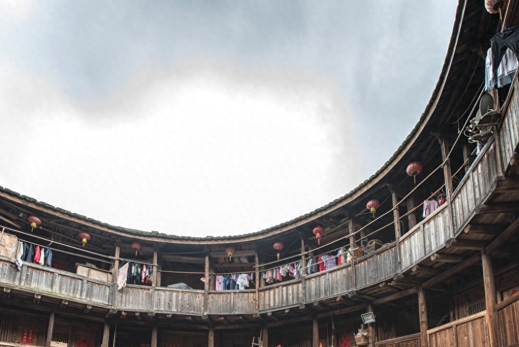 客家土楼，也称客家土围楼，是世界民居中一朵罕见的奇葩