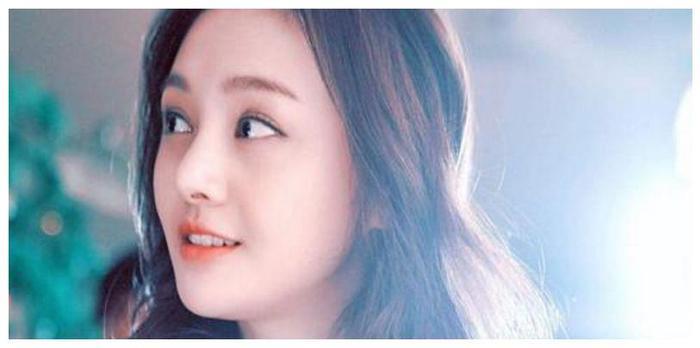 郑爽杨洋新剧《爱你》拍摄中，意外撞档另外三部，网友：收视堪忧