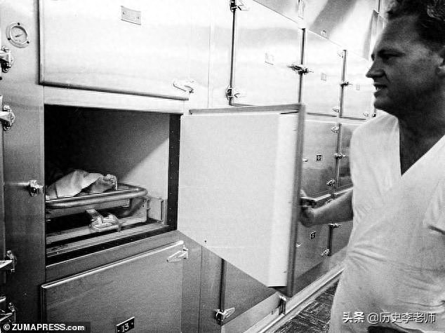 梦露死亡现场终于曝光:谋杀可能性最大,死后姿势怪异,一丝不挂