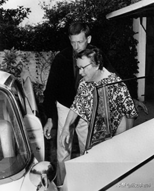 梦露死亡现场终于曝光:谋杀可能性最大,死后姿势怪异,一丝不挂