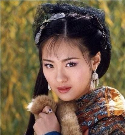 左蓝扮演者沈傲君，10年恋情遭劈腿，被绿整一年，最终嫁给外交官