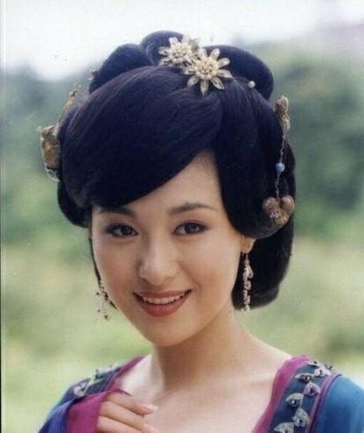 左蓝扮演者沈傲君，10年恋情遭劈腿，被绿整一年，最终嫁给外交官