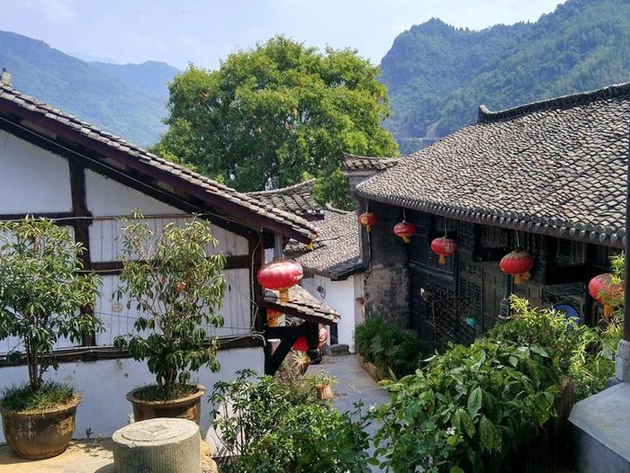 陕西安康一个水乡古镇，如同一幅水墨画卷，景色不输江南