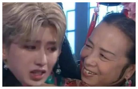 最让蔡徐坤头疼的这5张照片,打篮球不算啥,最后坤坤也坐不住了