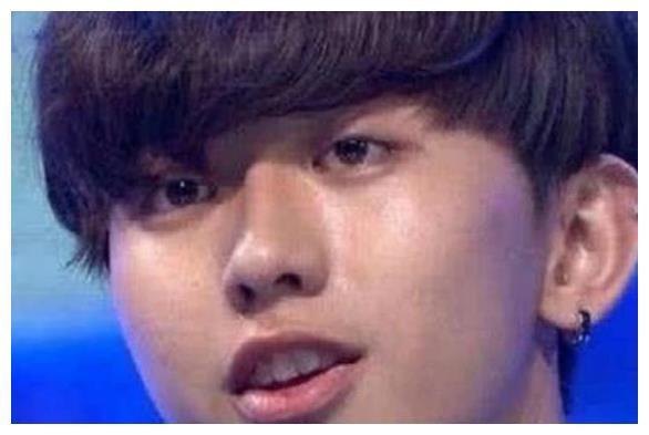 最让蔡徐坤头疼的这5张照片,打篮球不算啥,最后坤坤也坐不住了