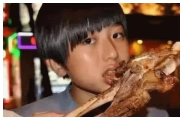 最让蔡徐坤头疼的这5张照片,打篮球不算啥,最后坤坤也坐不住了