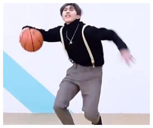 最让蔡徐坤头疼的这5张照片,打篮球不算啥,最后坤坤也坐不住了