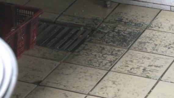 妻子“月子中心”坐月子，饭菜天天“吃到虫”！丈夫看不下去了！