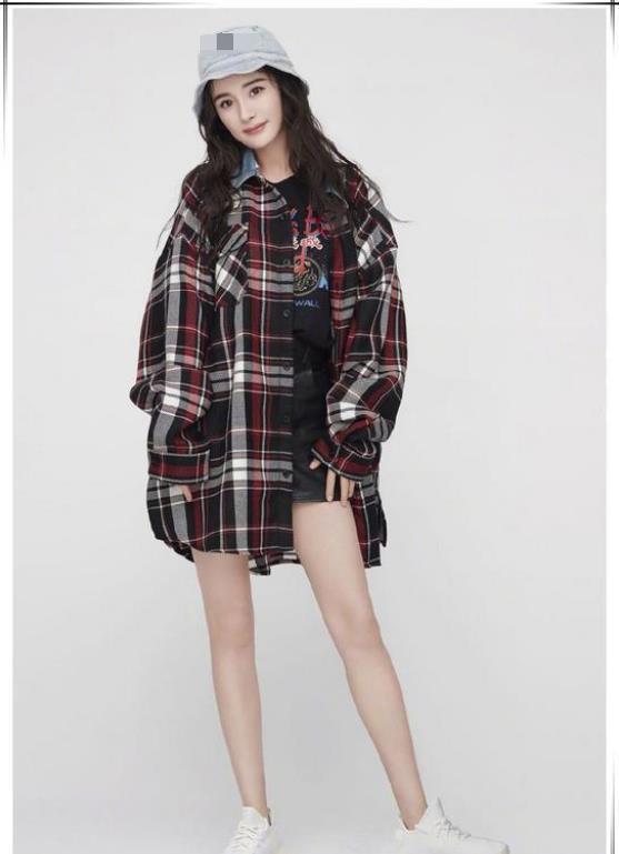 杨幂生图曝光脸部浮肿又僵硬，32岁的年龄42的脸