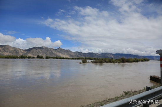 世界上海拔最高的大河雅鲁藏布江，波澜壮阔今人震撼