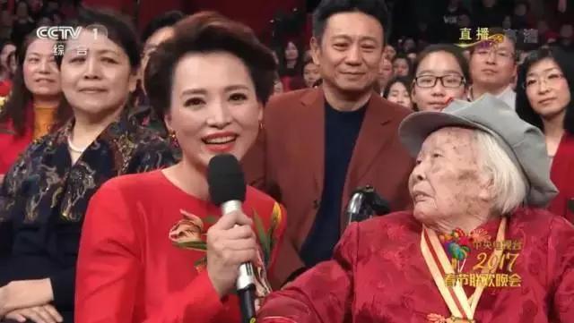 董卿姐姐的口红色号火爆春晚,像刘涛蒋欣韩雪这样涂口红才最美!