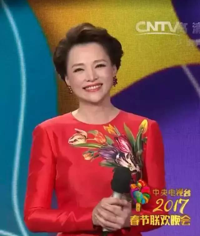 董卿姐姐的口红色号火爆春晚,像刘涛蒋欣韩雪这样涂口红才最美!