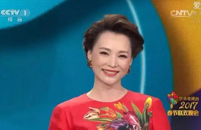 董卿姐姐的口红色号火爆春晚,像刘涛蒋欣韩雪这样涂口红才最美!