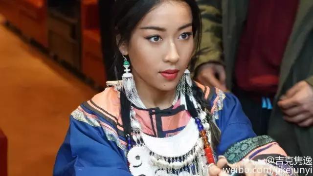 董卿姐姐的口红色号火爆春晚,像刘涛蒋欣韩雪这样涂口红才最美!