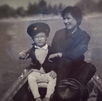 汪峰童年大曝光，从小练琴很努力，网友：不然怎会有怒放的生命？