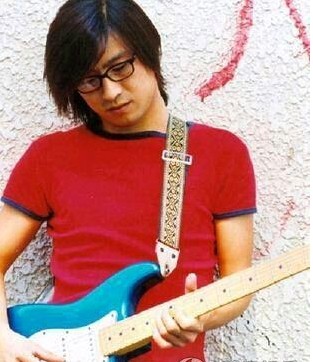 汪峰童年大曝光，从小练琴很努力，网友：不然怎会有怒放的生命？