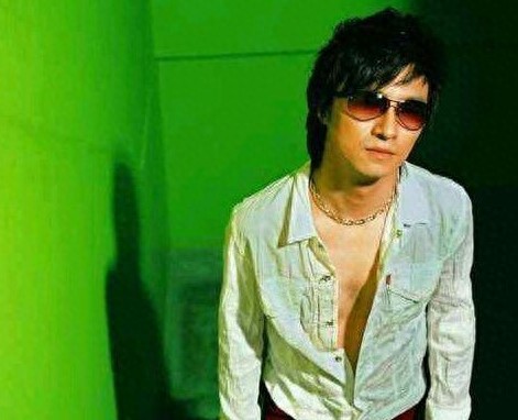 汪峰童年大曝光，从小练琴很努力，网友：不然怎会有怒放的生命？