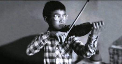 汪峰童年大曝光，从小练琴很努力，网友：不然怎会有怒放的生命？