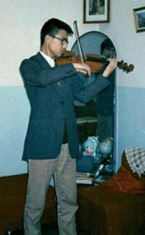 汪峰童年大曝光，从小练琴很努力，网友：不然怎会有怒放的生命？