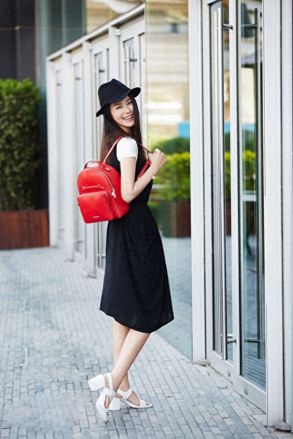 于娜天生就有一种夺人心魄的美,每一个举动都能透射出本我光彩