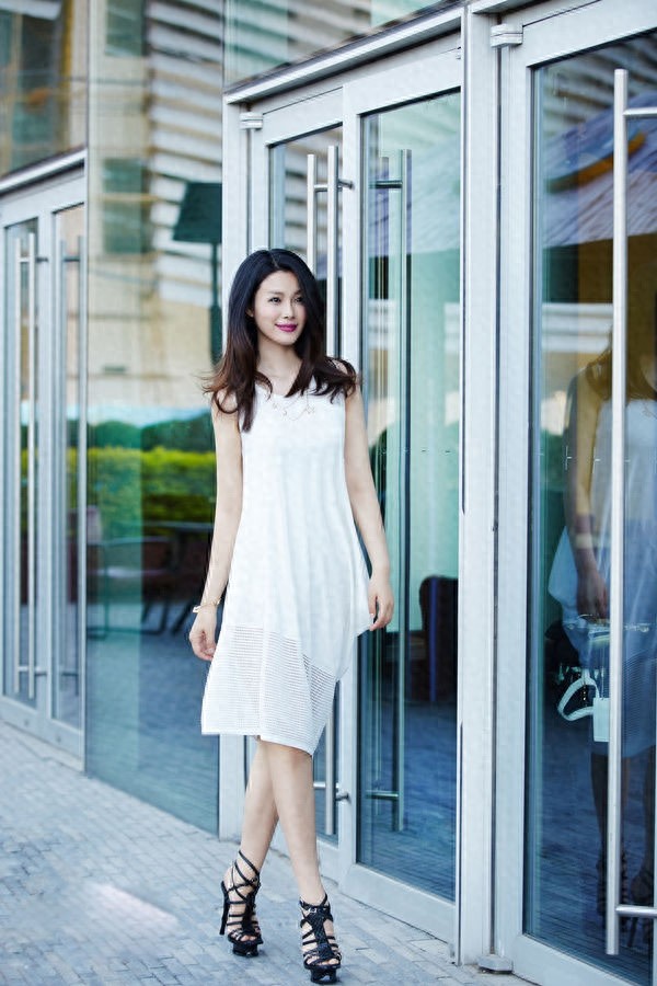 于娜天生就有一种夺人心魄的美,每一个举动都能透射出本我光彩