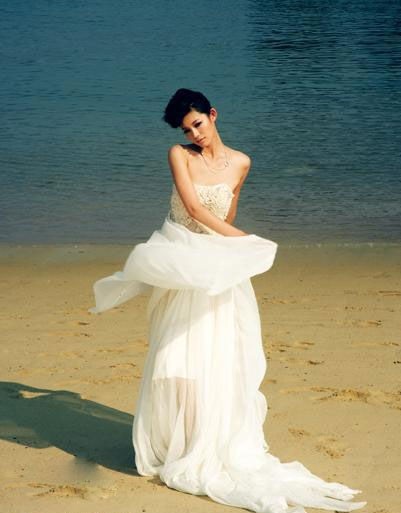 于娜天生就有一种夺人心魄的美,每一个举动都能透射出本我光彩