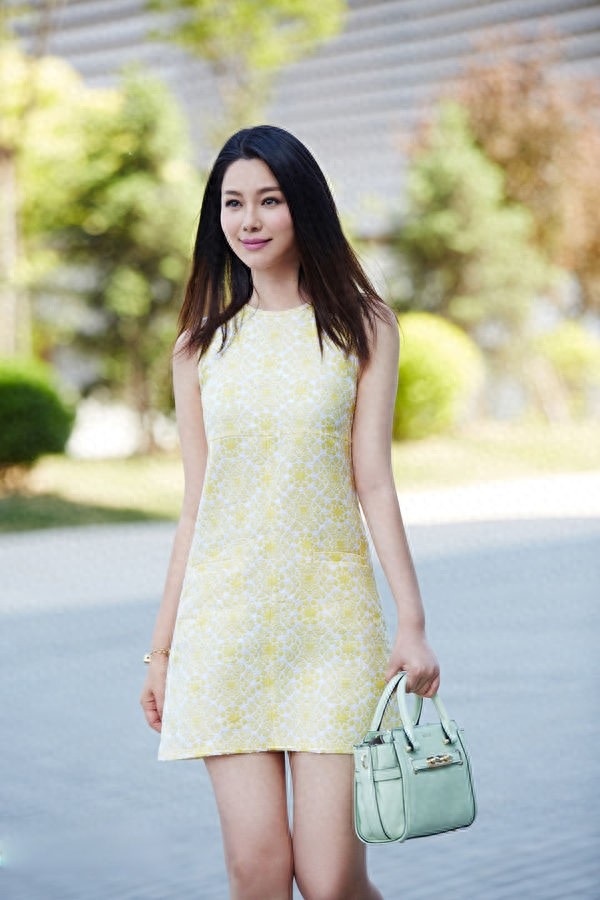 于娜天生就有一种夺人心魄的美,每一个举动都能透射出本我光彩