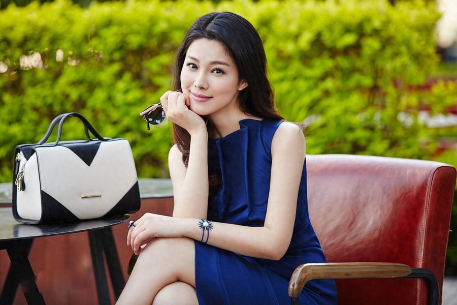 于娜天生就有一种夺人心魄的美,每一个举动都能透射出本我光彩