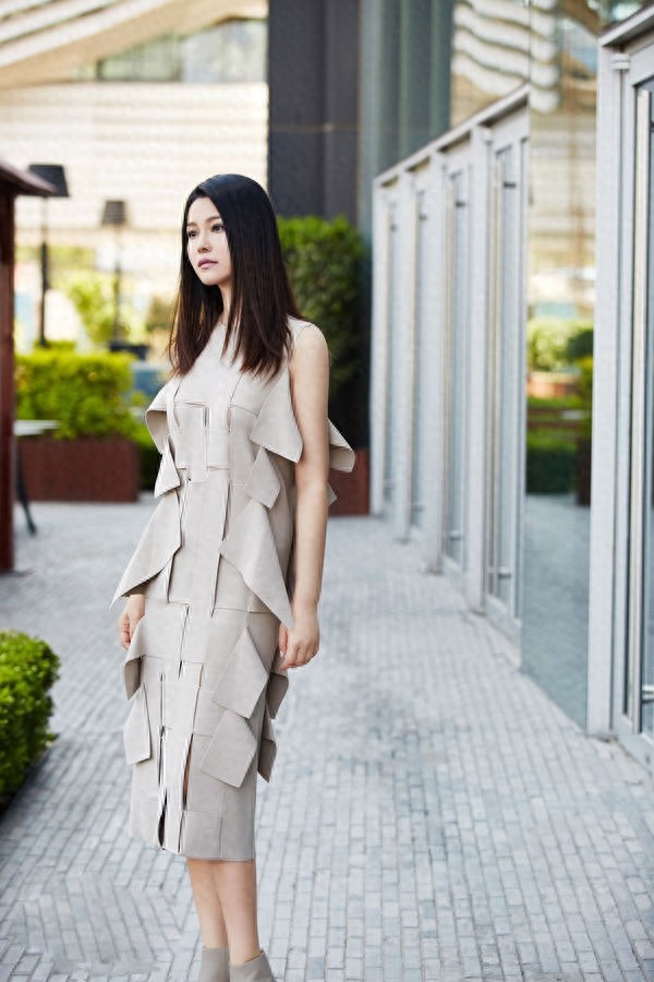 于娜天生就有一种夺人心魄的美,每一个举动都能透射出本我光彩