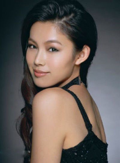 于娜天生就有一种夺人心魄的美,每一个举动都能透射出本我光彩