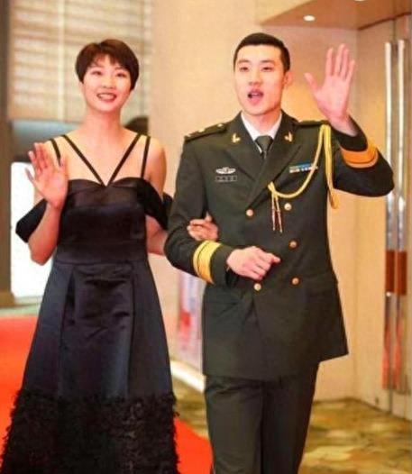 2米袁心玥遇2米05兵哥哥瞬间小鸟依人，瞒身高愿嫁1米9男友