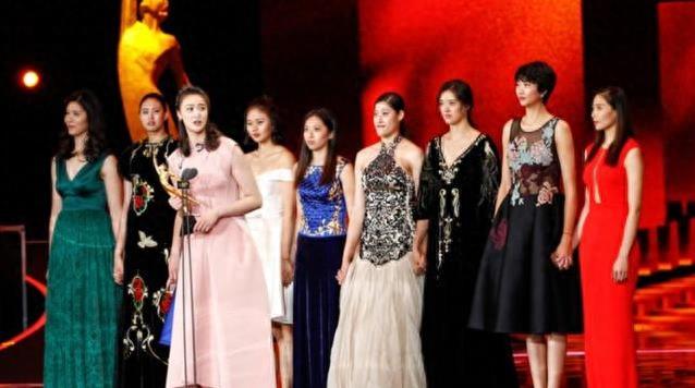 2米袁心玥遇2米05兵哥哥瞬间小鸟依人，瞒身高愿嫁1米9男友