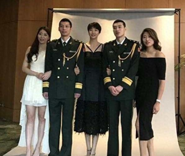 2米袁心玥遇2米05兵哥哥瞬间小鸟依人，瞒身高愿嫁1米9男友